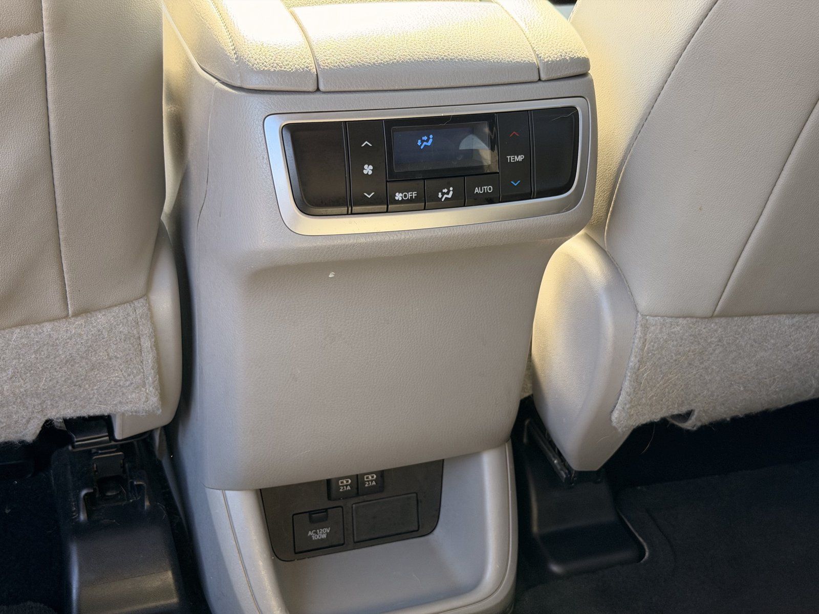 Used 2019 Toyota Highlander XLE FWD image 37