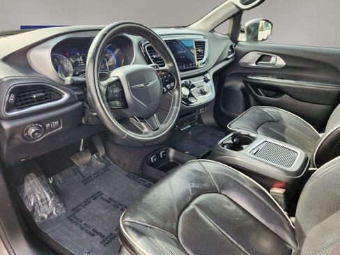 Used 2020 Chrysler Pacifica Limited w/ S Appearance Package FWD image 11