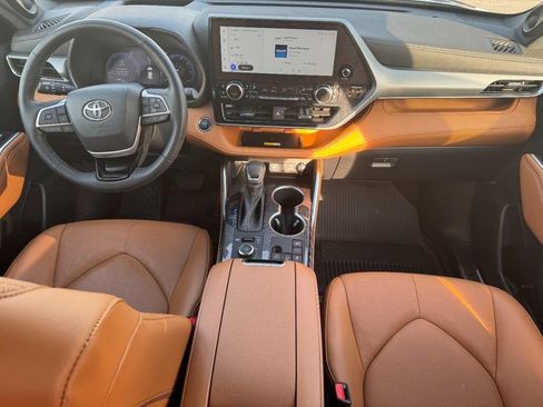 Used 2023 Toyota Highlander Platinum image 14