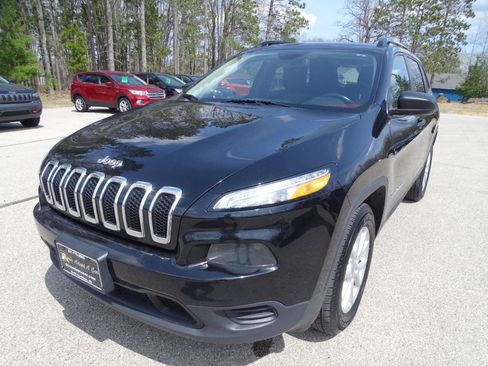 Used 2018 Jeep Cherokee Sport w/ Cold Weather Group AWD/4WD image 5