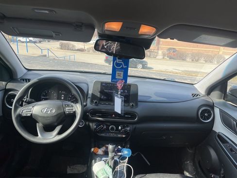 Used 2022 Hyundai Kona SEL w/ Winter Weather Package image 5