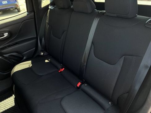 Used 2023 Jeep Renegade Latitude AWD/4WD image 10
