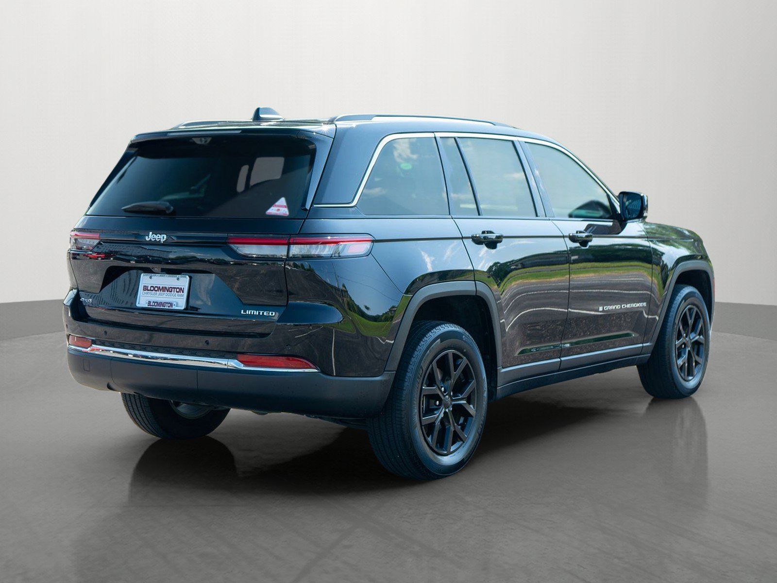 Used 2023 Jeep Grand Cherokee Limited w/ Luxury Tech Group II AWD/4WD image 7