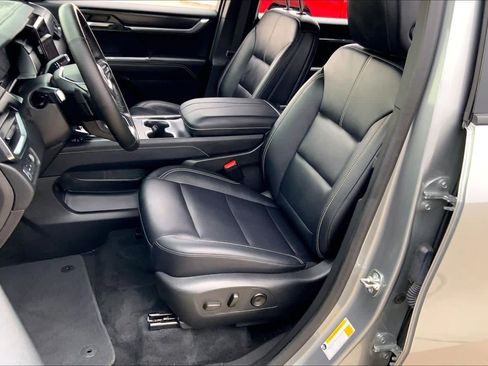 Used 2024 GMC Acadia Elevation w/ Luxury Package image 8