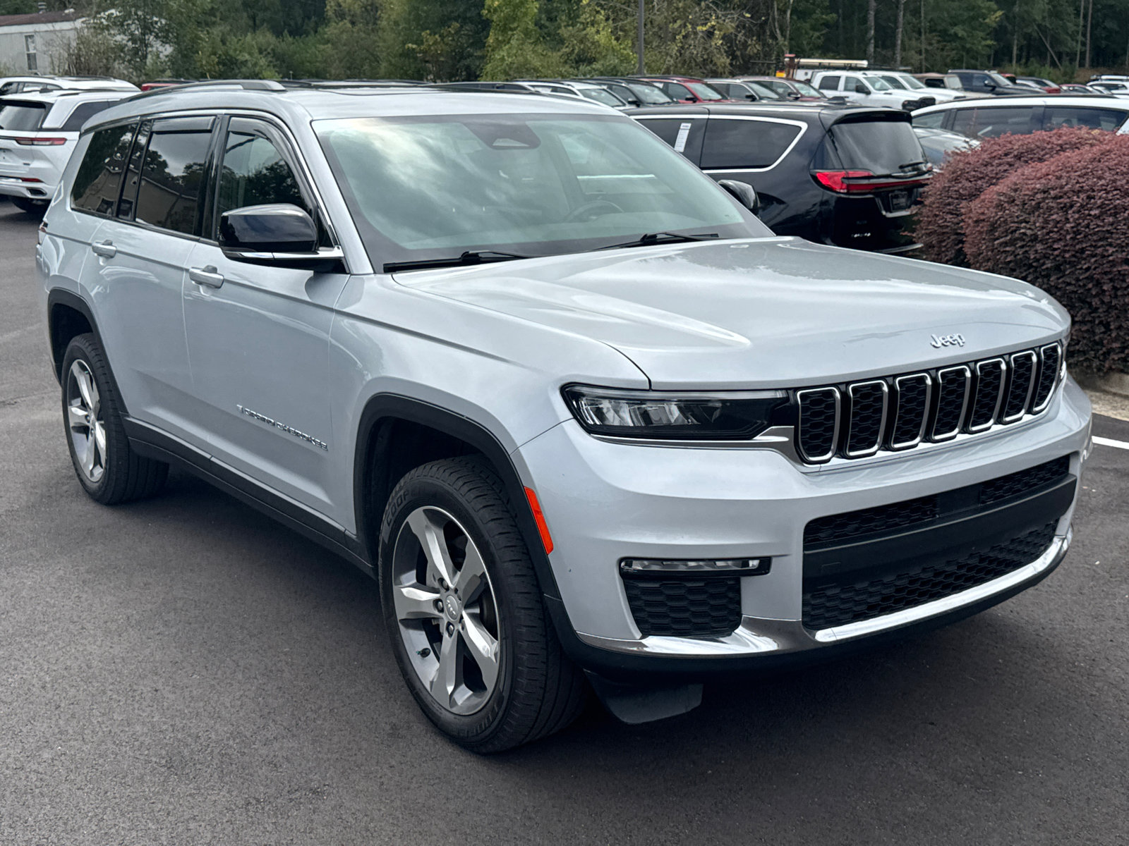 Used 2022 Jeep Grand Cherokee L Limited AWD/4WD image 3