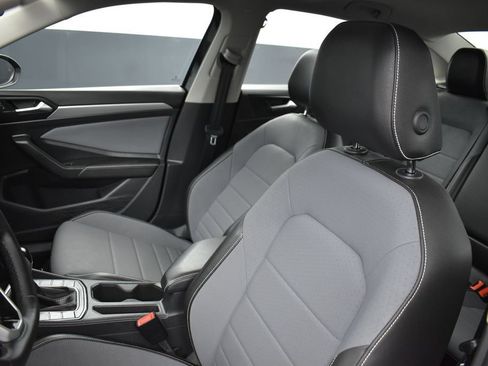 Used 2025 Volkswagen Jetta SE FWD image 9