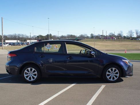 Used 2025 Toyota Corolla LE image 19