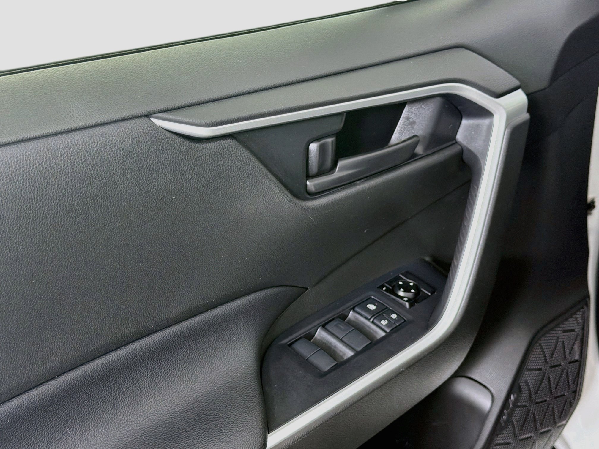 Used 2020 Toyota RAV4 LE w/ Carpet Mat Package FWD image 15