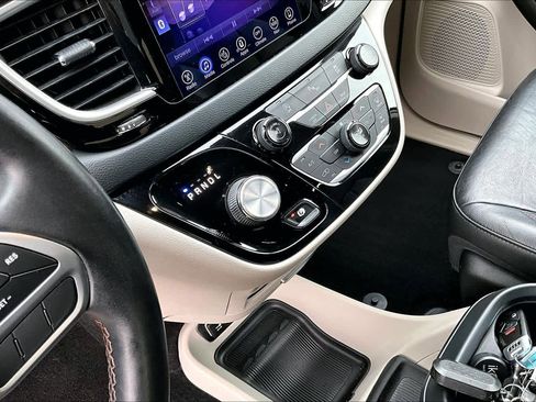 Used 2017 Chrysler Pacifica Touring-L image 14