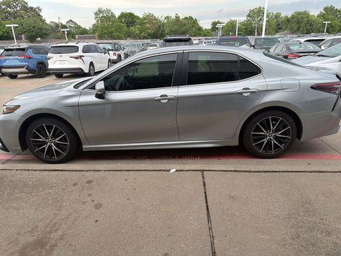 Used 2022 Toyota Camry SE FWD image 6