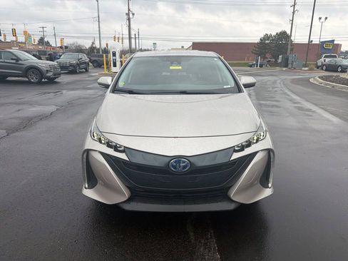 Used 2022 Toyota Prius Prime XLE image 2