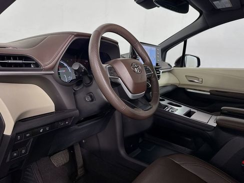 Used 2024 Toyota Sienna Platinum image 12