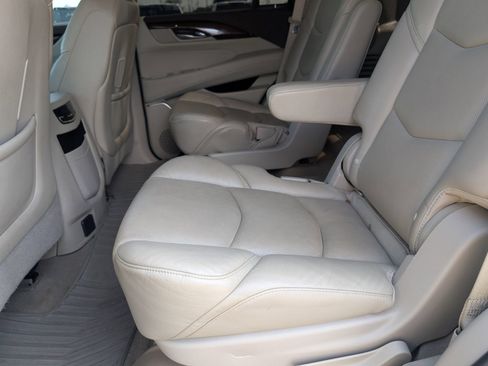 Used 2017 Cadillac Escalade Luxury AWD/4WD image 7