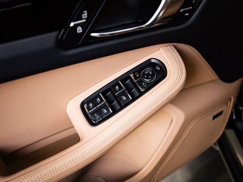 Certified 2025 Porsche Macan AWD/4WD image 21
