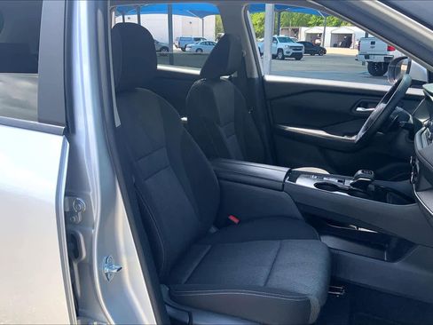 Used 2025 Nissan Rogue SV FWD image 9