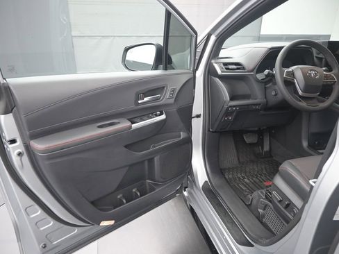 Used 2025 Toyota Sienna XSE w/ XSE Premium Package FWD image 14