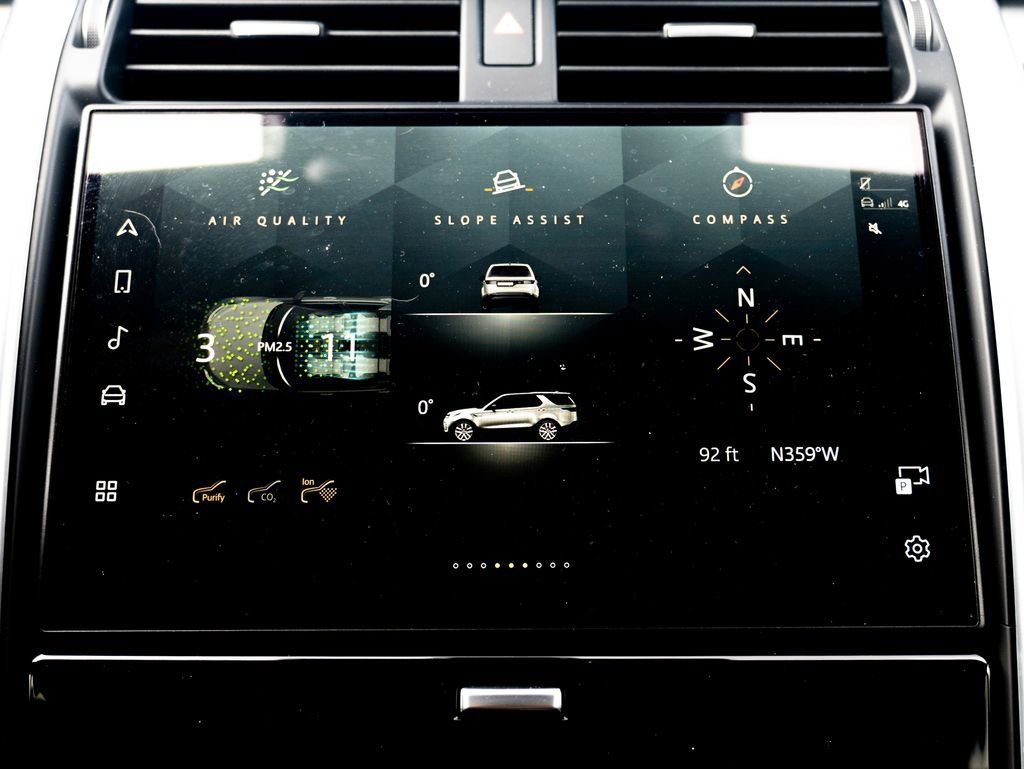 Used 2024 Land Rover Discovery Dynamic SE AWD/4WD image 23