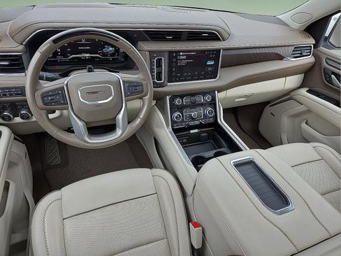 Used 2023 GMC Yukon Denali w/ Denali Reserve Package image 12