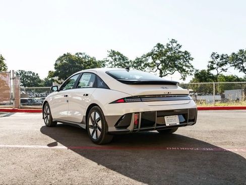 New 2025 Hyundai Ioniq 6 SE RWD image 4