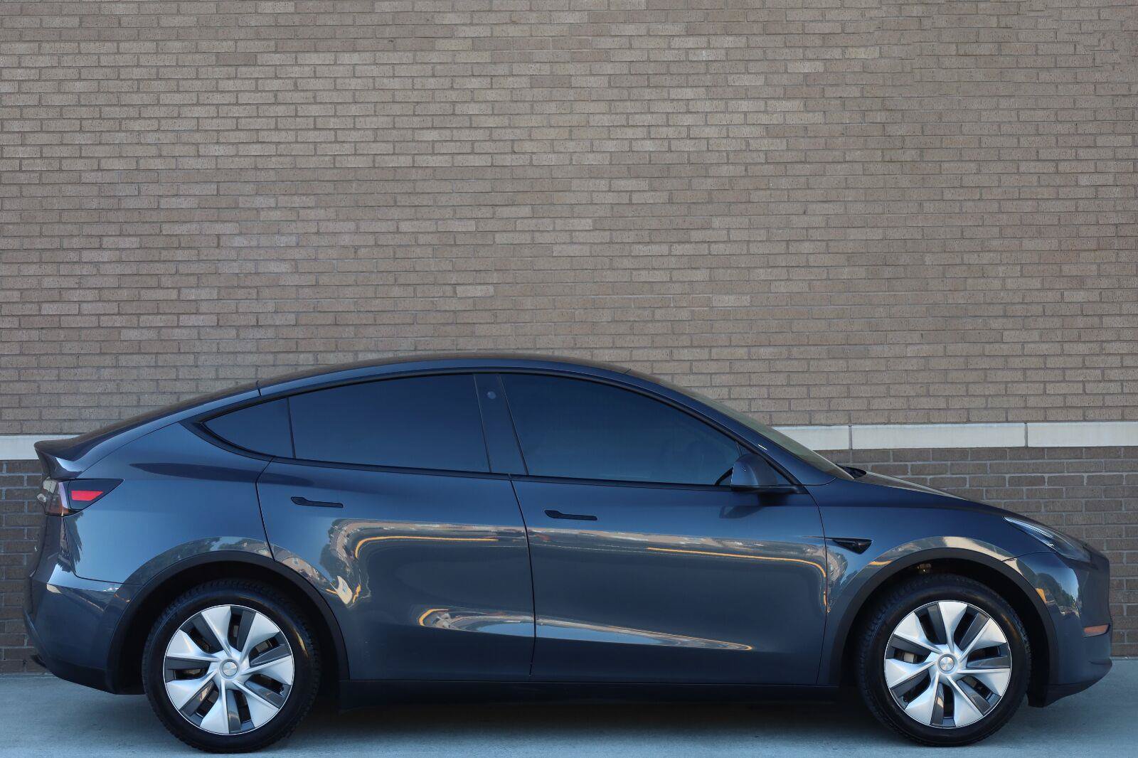 Used 2023 Tesla Model Y Long Range AWD/4WD image 2