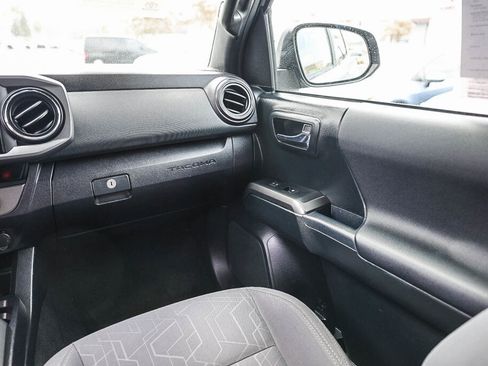 Used 2017 Toyota Tacoma TRD Sport w/ Tow Package RWD image 5