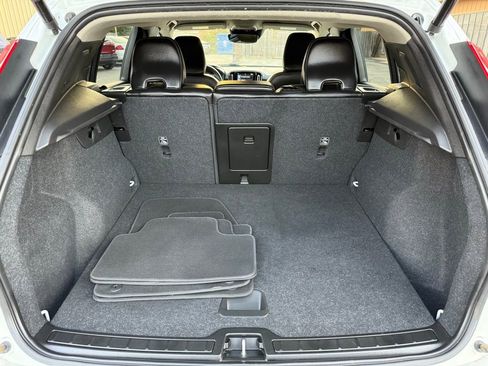 Used 2022 Volvo XC40 T4 Momentum image 14