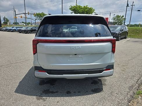 Certified 2025 Kia Carnival EX FWD image 4