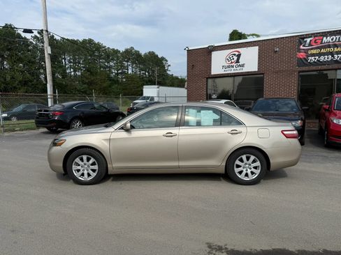 Used 2009 Toyota Camry XLE FWD image 2