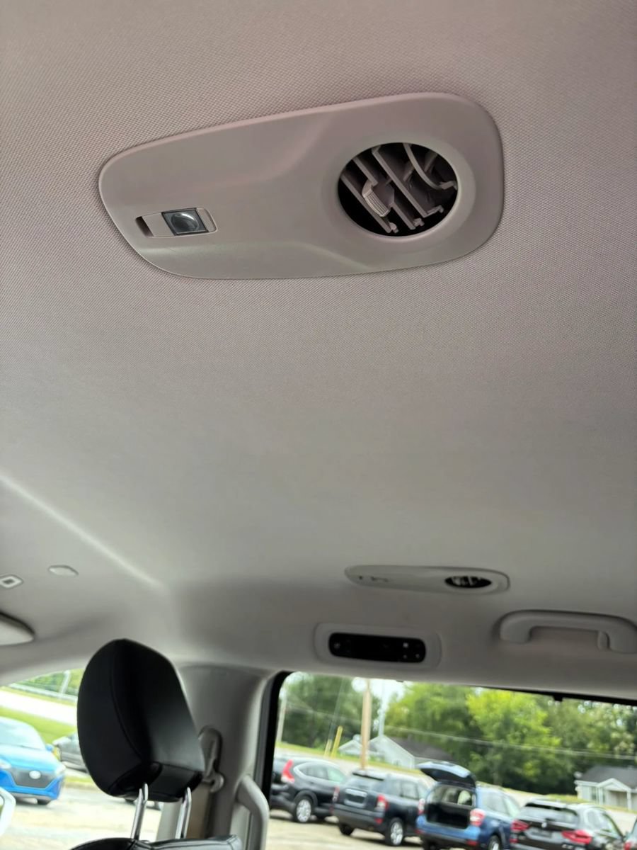 Used 2018 Chrysler Pacifica Touring-L FWD image 11