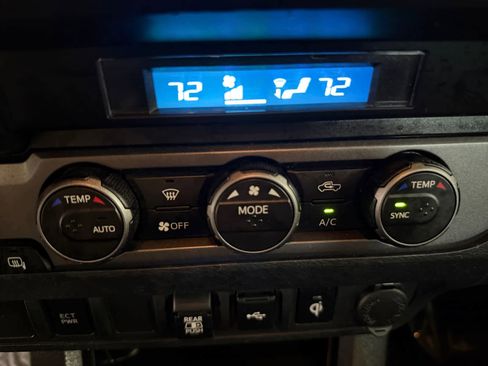 Used 2023 Toyota Tacoma TRD Sport AWD/4WD image 17