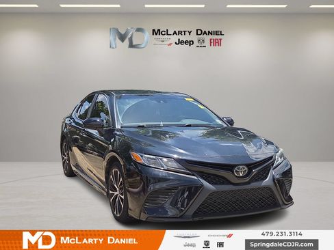 Used 2020 Toyota Camry SE FWD image 1