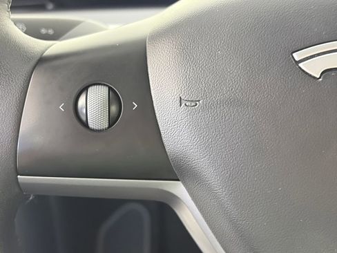 Used 2021 Tesla Model Y Long Range image 16