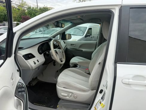Used 2014 Toyota Sienna LE FWD image 25