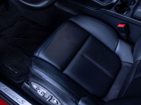 Certified 2024 Porsche Macan S AWD/4WD image 26