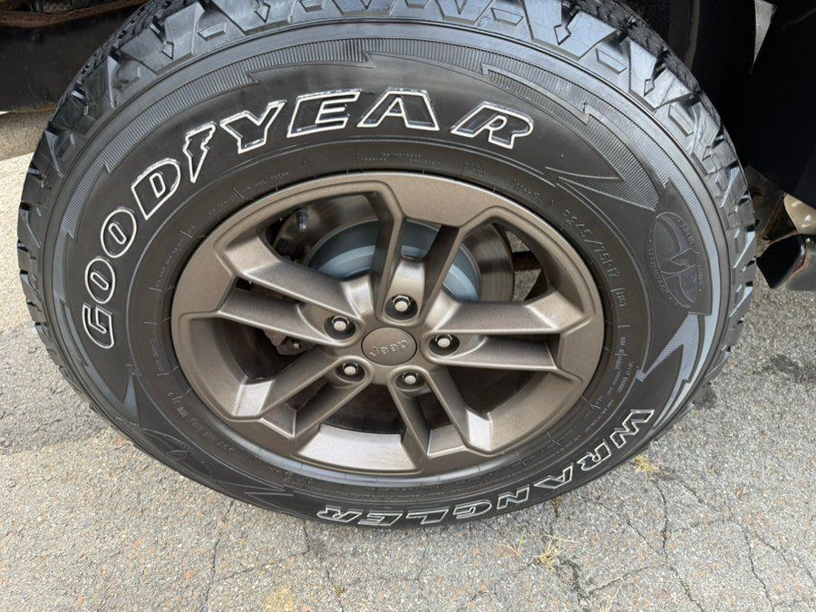 Used 2016 Jeep Wrangler Unlimited Sahara AWD/4WD image 13
