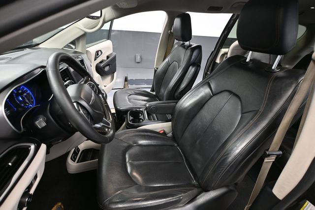 Used 2020 Chrysler Pacifica Touring-L FWD image 17