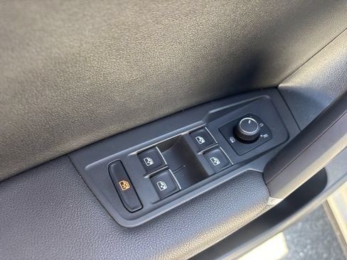 Used 2018 Volkswagen Tiguan SE AWD/4WD image 13