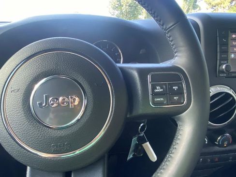 Used 2018 Jeep Wrangler Unlimited Sahara w/ Connectivity Group AWD/4WD image 30