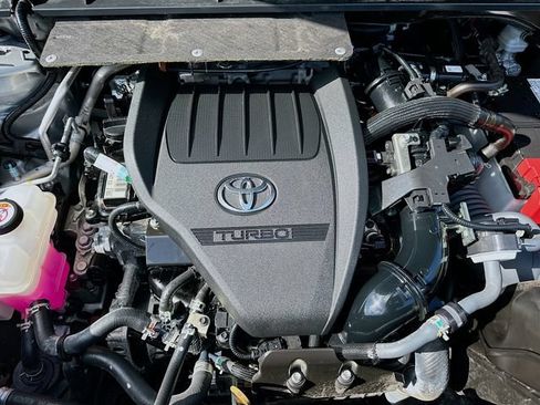 Used 2024 Toyota Highlander LE AWD/4WD image 29