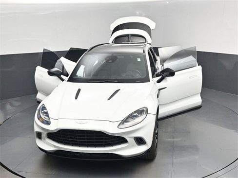 Used 2021 Aston Martin DBX image 49