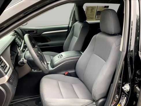 Used 2019 Toyota Highlander LE AWD/4WD image 9