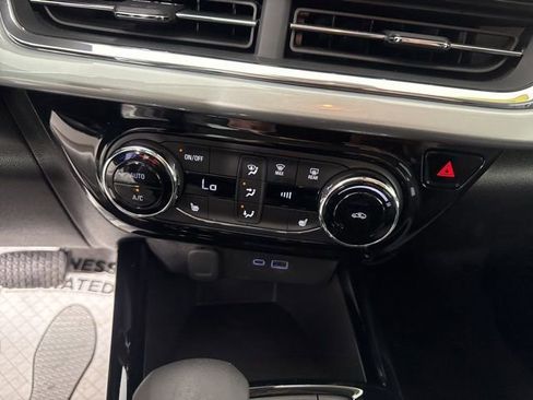 Used 2025 Chevrolet Trax LT w/ LT Convenience Package FWD image 33