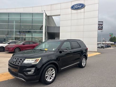 Used 2017 Ford Explorer XLT FWD image 1