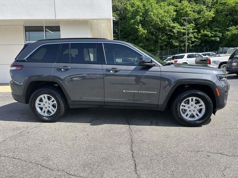 Used 2025 Jeep Grand Cherokee Laredo w/ Luxury Tech Group I AWD/4WD image 2