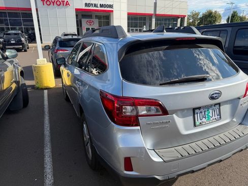 Used 2017 Subaru Outback 2.5i Premium AWD/4WD image 4