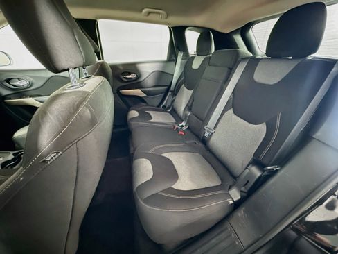 Used 2018 Jeep Cherokee Latitude FWD image 25