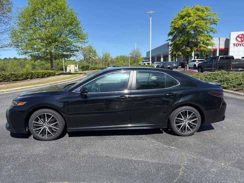 Used 2024 Toyota Camry SE image 3