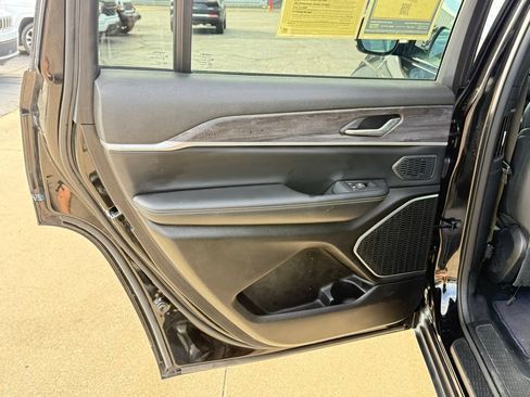 Used 2024 Jeep Grand Cherokee L Limited w/ Black Appearance Package AWD/4WD image 16
