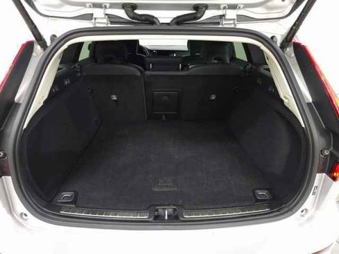Used 2025 Volvo V60 B5 Cross Country Plus image 8