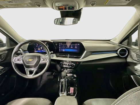 Used 2025 Chevrolet Trax LT w/ LT Convenience Package FWD image 3